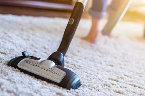 How-to-Vacuum-Your-Rug-1